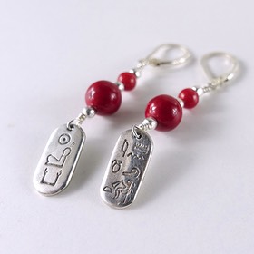 Pendientes Hatpshesut con holowita roja a